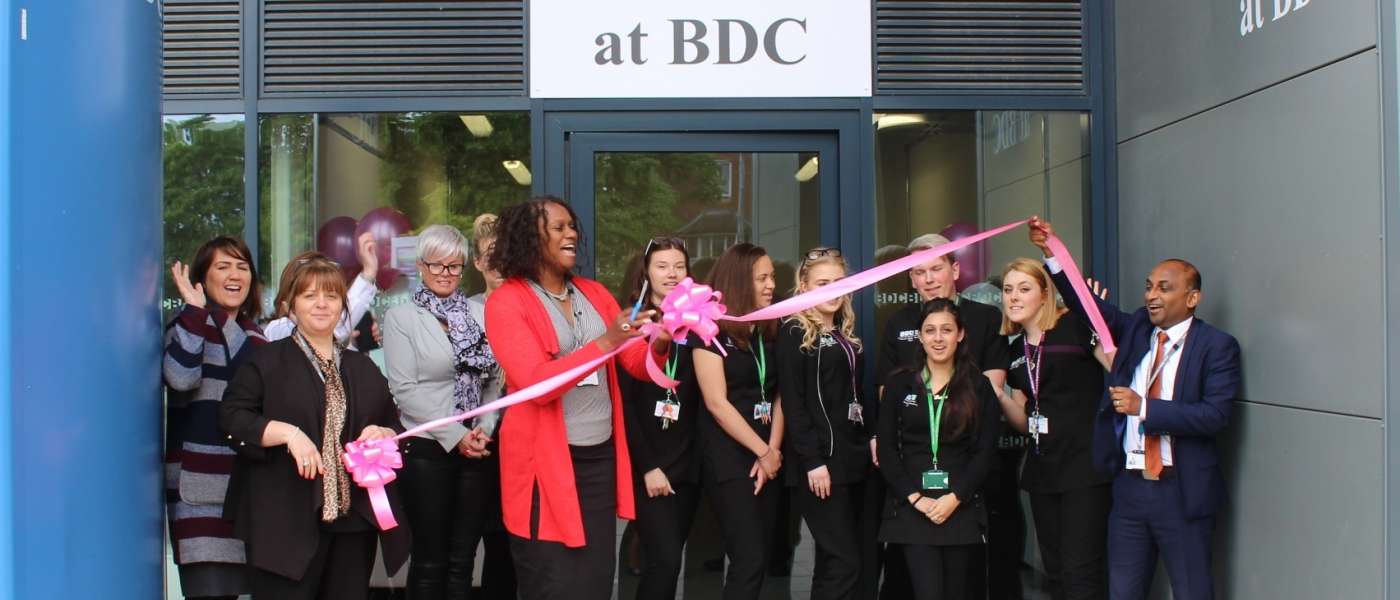 Lee demmel second from left and principal ceo yvonne kelly cutting the ribbon to officially open the brand new headjogs hair bar at barking dagenham college
