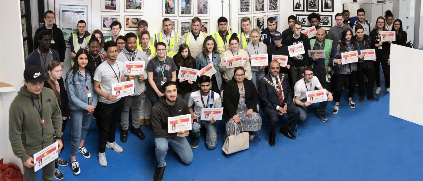 The mayor visited barking dagenham college to present the staff and students involved in the production of the mayors new year s day float with medals and certificates